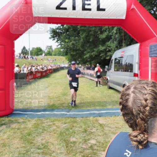 21.06.2025 - 27. Vierlanden-Triathlon MichiJ http://msf.ph/oto/8001041 15.06.2026 11:25:22 Ziel 325, 545, 587 meine-sportfotos.de