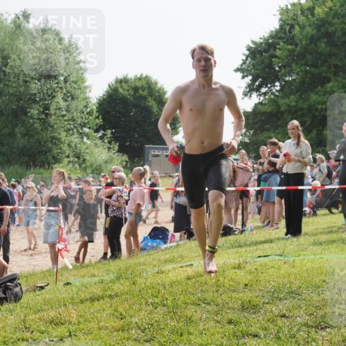15.06.2025 - 27. Vierlanden-Triathlon KatJ http://msf.ph/oto/8001047 15.06.2025 09:57:26 Schwimmen 293, 296, 324, 343 meine-sportfotos.de