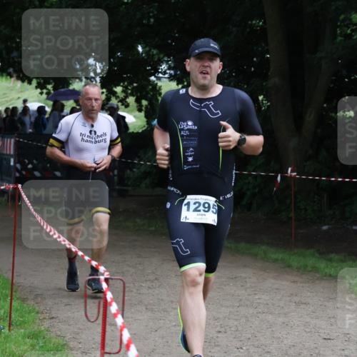 21.06.2025 - 27. Vierlanden-Triathlon Lena Gebhardt http://msf.ph/oto/8001051 15.06.2025 14:04:40 Laufen 1295 meine-sportfotos.de