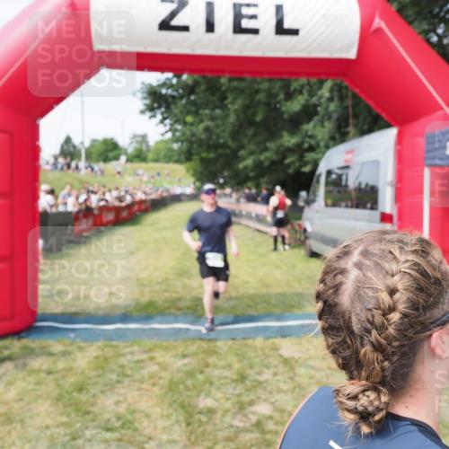 21.06.2025 - 27. Vierlanden-Triathlon MichiJ http://msf.ph/oto/8001063 15.06.2026 11:25:22 Ziel 325, 545, 587 meine-sportfotos.de