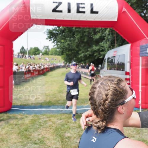 21.06.2025 - 27. Vierlanden-Triathlon MichiJ http://msf.ph/oto/8001090 15.06.2026 11:25:23 Ziel 325, 545, 587 meine-sportfotos.de