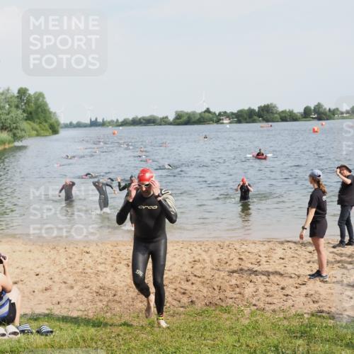 21.06.2025 - 27. Vierlanden-Triathlon MichiJ http://msf.ph/oto/8001094 15.06.2026 10:04:12 Schwimmen 411, 416, 453, 464 meine-sportfotos.de