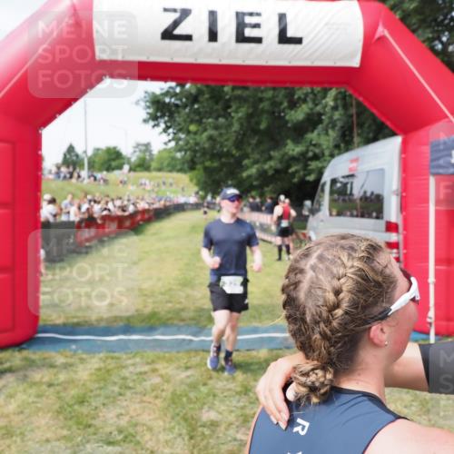 21.06.2025 - 27. Vierlanden-Triathlon MichiJ http://msf.ph/oto/8001102 15.06.2026 11:25:23 Ziel 325, 545, 587 meine-sportfotos.de