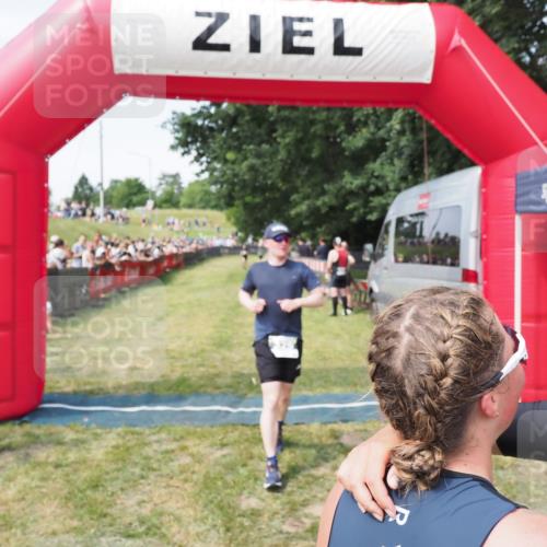 21.06.2025 - 27. Vierlanden-Triathlon MichiJ http://msf.ph/oto/8001117 15.06.2026 11:25:23 Ziel 325, 545, 587 meine-sportfotos.de