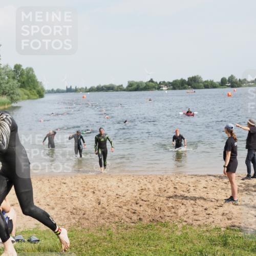 21.06.2025 - 27. Vierlanden-Triathlon MichiJ http://msf.ph/oto/8001167 15.06.2026 10:04:13 Schwimmen 411, 416, 453, 464 meine-sportfotos.de