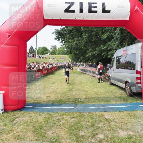 21.06.2025 - 27. Vierlanden-Triathlon MichiJ http://msf.ph/oto/8001171 15.06.2026 11:25:29 Ziel 269, 325 meine-sportfotos.de