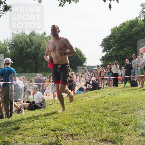 15.06.2025 - 27. Vierlanden-Triathlon KatJ http://msf.ph/oto/8001173 15.06.2025 09:57:32 Schwimmen 293, 309, 324 meine-sportfotos.de