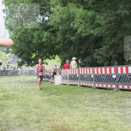 21.06.2025 - 27. Vierlanden-Triathlon KatJ http://msf.ph/oto/8001182 15.06.2025 12:54:52 Ziel 990 meine-sportfotos.de