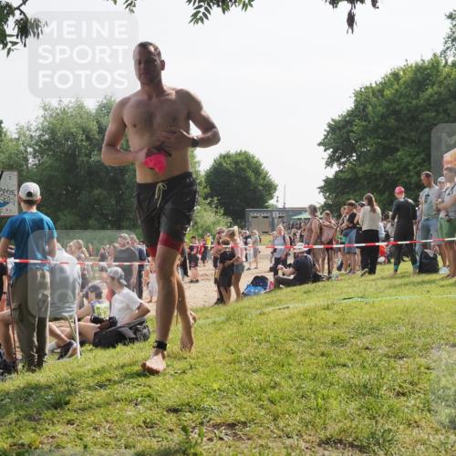 15.06.2025 - 27. Vierlanden-Triathlon KatJ http://msf.ph/oto/8001189 15.06.2025 09:57:32 Schwimmen 293, 309, 324 meine-sportfotos.de