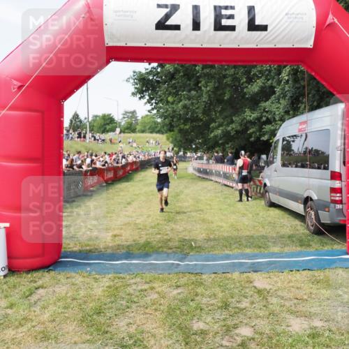 21.06.2025 - 27. Vierlanden-Triathlon MichiJ http://msf.ph/oto/8001191 15.06.2026 11:25:29 Ziel 269, 325 meine-sportfotos.de
