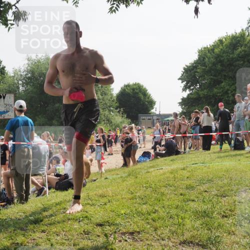 15.06.2025 - 27. Vierlanden-Triathlon KatJ http://msf.ph/oto/8001207 15.06.2025 09:57:32 Schwimmen 293, 309, 324 meine-sportfotos.de