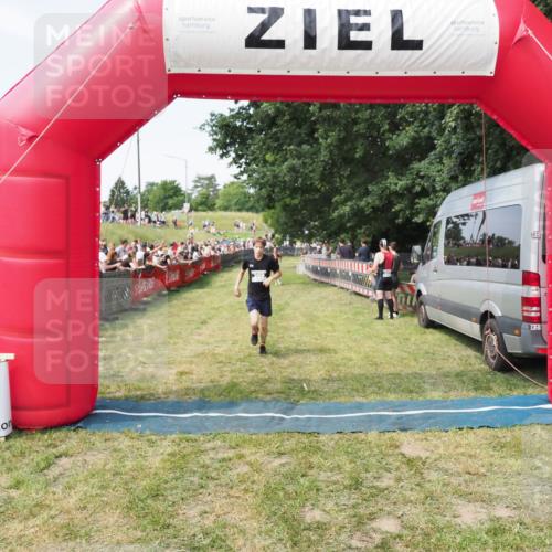 21.06.2025 - 27. Vierlanden-Triathlon MichiJ http://msf.ph/oto/8001211 15.06.2026 11:25:30 Ziel 269 meine-sportfotos.de