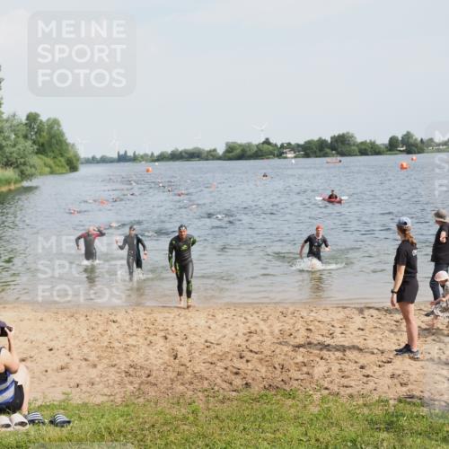 21.06.2025 - 27. Vierlanden-Triathlon MichiJ http://msf.ph/oto/8001214 15.06.2026 10:04:14 Schwimmen 411, 416, 453, 464 meine-sportfotos.de