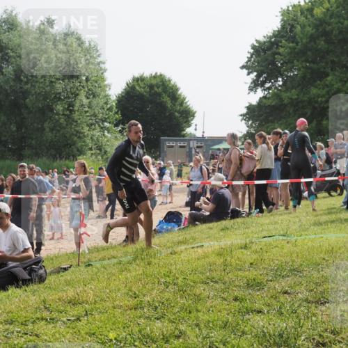 15.06.2025 - 27. Vierlanden-Triathlon KatJ http://msf.ph/oto/8001217 15.06.2025 09:57:34 Schwimmen 293, 298, 309, 324 meine-sportfotos.de