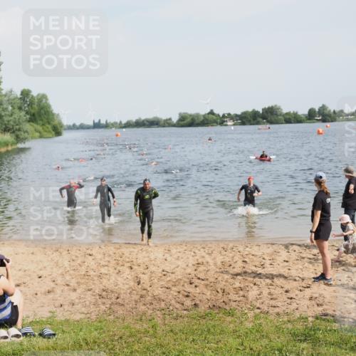 21.06.2025 - 27. Vierlanden-Triathlon MichiJ http://msf.ph/oto/8001222 15.06.2026 10:04:14 Schwimmen 411, 416, 453, 464 meine-sportfotos.de