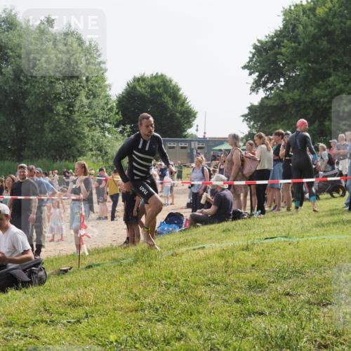 15.06.2025 - 27. Vierlanden-Triathlon KatJ http://msf.ph/oto/8001224 15.06.2025 09:57:34 Schwimmen 293, 298, 309, 324 meine-sportfotos.de