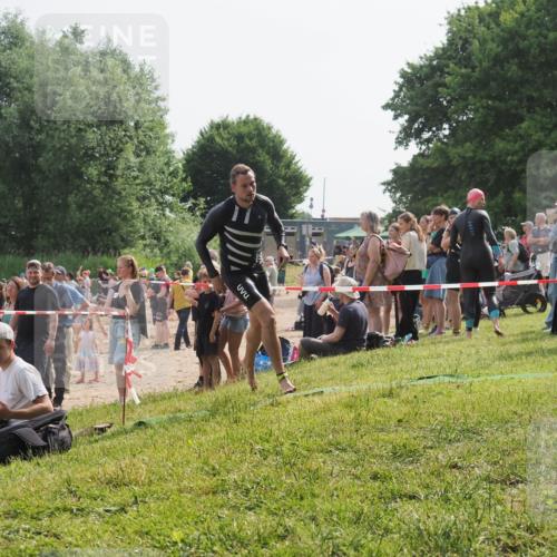 15.06.2025 - 27. Vierlanden-Triathlon KatJ http://msf.ph/oto/8001238 15.06.2025 09:57:34 Schwimmen 293, 298, 309, 324 meine-sportfotos.de