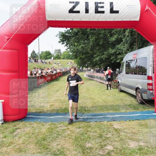 21.06.2025 - 27. Vierlanden-Triathlon MichiJ http://msf.ph/oto/8001268 15.06.2026 11:25:30 Ziel 269 meine-sportfotos.de