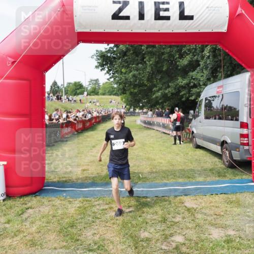 21.06.2025 - 27. Vierlanden-Triathlon MichiJ http://msf.ph/oto/8001284 15.06.2026 11:25:31 Ziel 269, 570 meine-sportfotos.de