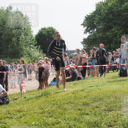 15.06.2025 - 27. Vierlanden-Triathlon KatJ http://msf.ph/oto/8001288 15.06.2025 09:57:35 Schwimmen 287, 298, 309, 324 meine-sportfotos.de