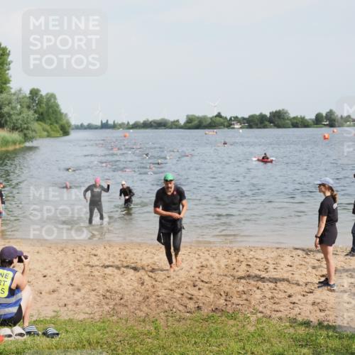 21.06.2025 - 27. Vierlanden-Triathlon MichiJ http://msf.ph/oto/8001332 15.06.2026 10:04:33 Schwimmen 404, 452 meine-sportfotos.de