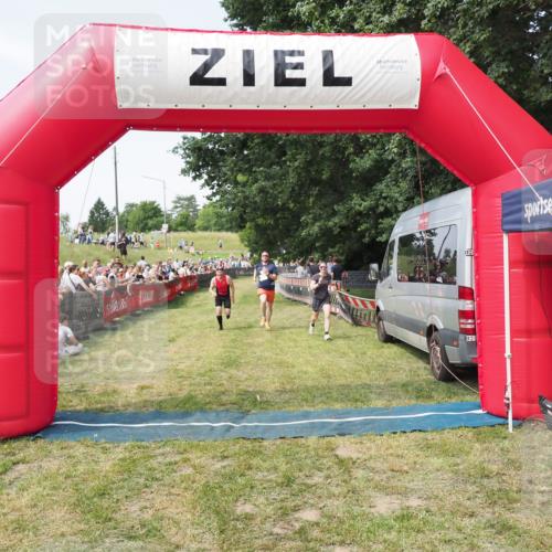 21.06.2025 - 27. Vierlanden-Triathlon MichiJ http://msf.ph/oto/8001338 15.06.2026 11:25:49 Ziel 622 meine-sportfotos.de
