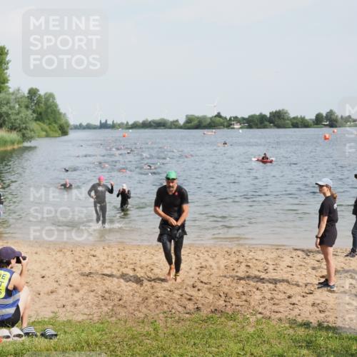 21.06.2025 - 27. Vierlanden-Triathlon MichiJ http://msf.ph/oto/8001351 15.06.2026 10:04:34 Schwimmen 390, 404, 452 meine-sportfotos.de