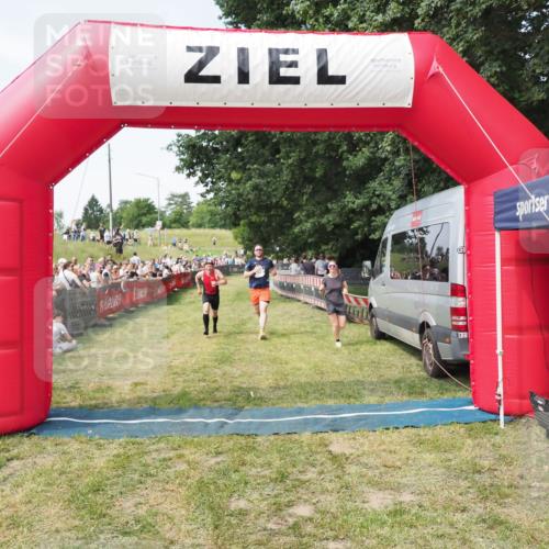 21.06.2025 - 27. Vierlanden-Triathlon MichiJ http://msf.ph/oto/8001371 15.06.2026 11:25:49 Ziel 622 meine-sportfotos.de