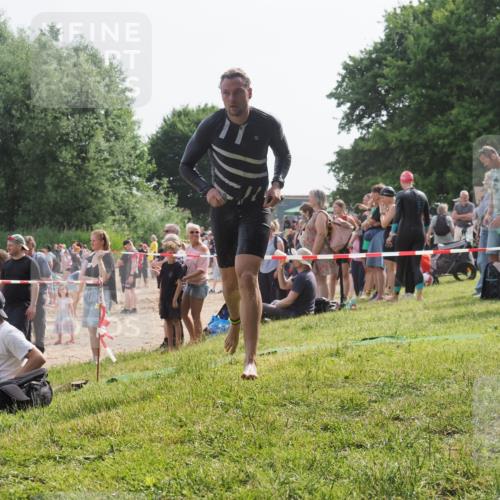 15.06.2025 - 27. Vierlanden-Triathlon KatJ http://msf.ph/oto/8001372 15.06.2025 09:57:36 Schwimmen 287, 298, 309, 324, 340 meine-sportfotos.de