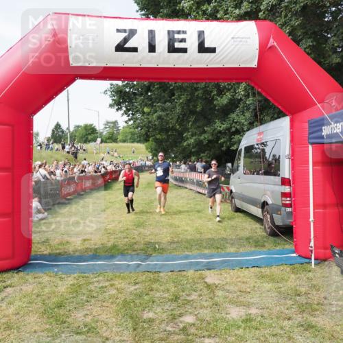 21.06.2025 - 27. Vierlanden-Triathlon MichiJ http://msf.ph/oto/8001388 15.06.2026 11:25:49 Ziel 622 meine-sportfotos.de