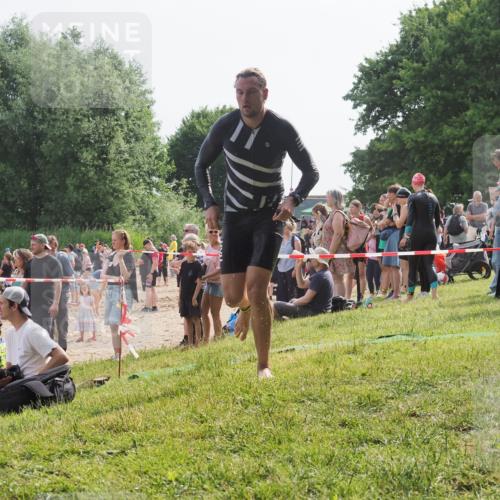 15.06.2025 - 27. Vierlanden-Triathlon KatJ http://msf.ph/oto/8001391 15.06.2025 09:57:36 Schwimmen 287, 298, 309, 324, 340 meine-sportfotos.de