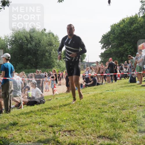 15.06.2025 - 27. Vierlanden-Triathlon KatJ http://msf.ph/oto/8001412 15.06.2025 09:57:36 Schwimmen 287, 298, 309, 324, 340 meine-sportfotos.de