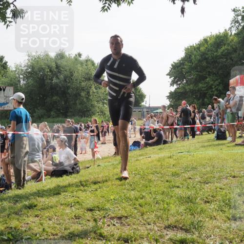 15.06.2025 - 27. Vierlanden-Triathlon KatJ http://msf.ph/oto/8001432 15.06.2025 09:57:36 Schwimmen 287, 298, 309, 324, 340 meine-sportfotos.de