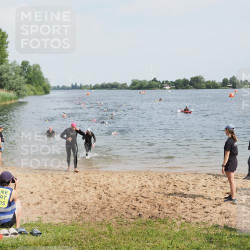 21.06.2025 - 27. Vierlanden-Triathlon MichiJ http://msf.ph/oto/8001476 15.06.2026 10:04:37 Schwimmen 390, 404, 452 meine-sportfotos.de