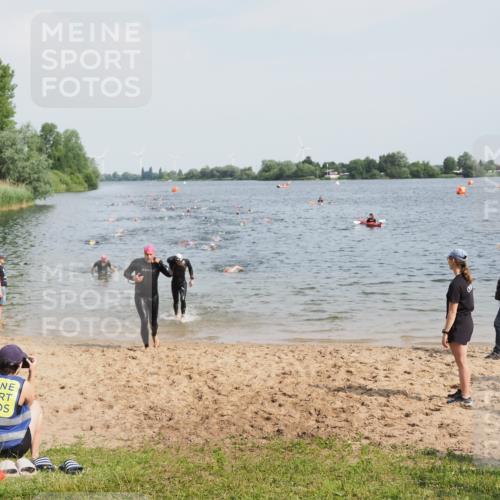 21.06.2025 - 27. Vierlanden-Triathlon MichiJ http://msf.ph/oto/8001493 15.06.2026 10:04:37 Schwimmen 390, 404, 452 meine-sportfotos.de