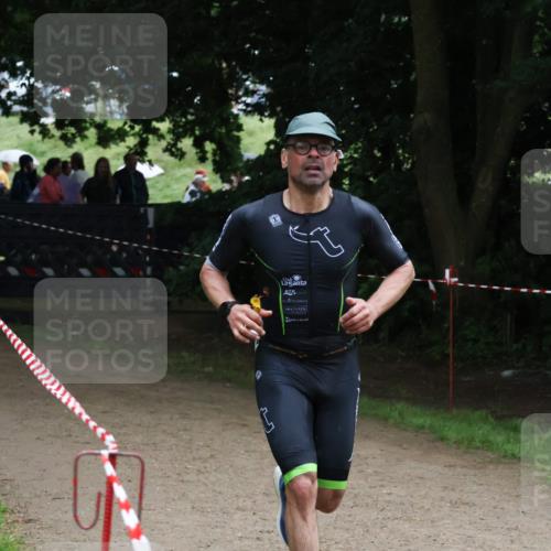 21.06.2025 - 27. Vierlanden-Triathlon Lena Gebhardt http://msf.ph/oto/8001507 15.06.2025 14:06:21 Laufen  meine-sportfotos.de