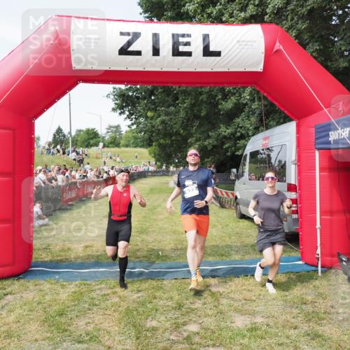 21.06.2025 - 27. Vierlanden-Triathlon MichiJ http://msf.ph/oto/8001528 15.06.2026 11:25:51 Ziel 622 meine-sportfotos.de