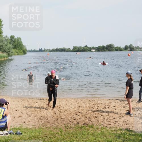 21.06.2025 - 27. Vierlanden-Triathlon MichiJ http://msf.ph/oto/8001561 15.06.2026 10:04:39 Schwimmen 390, 404, 452 meine-sportfotos.de