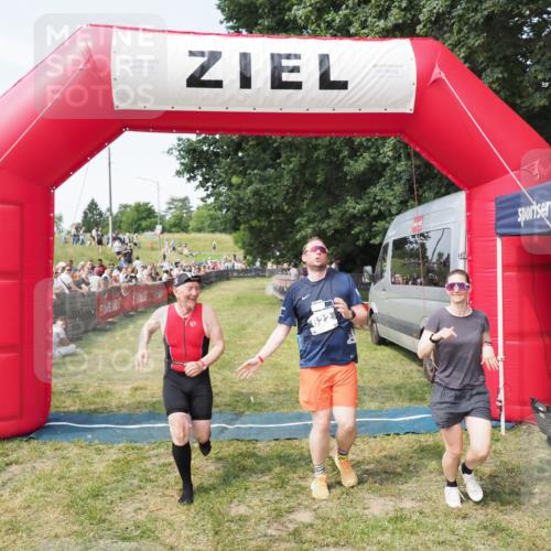 21.06.2025 - 27. Vierlanden-Triathlon MichiJ http://msf.ph/oto/8001565 15.06.2026 11:25:51 Ziel 622 meine-sportfotos.de