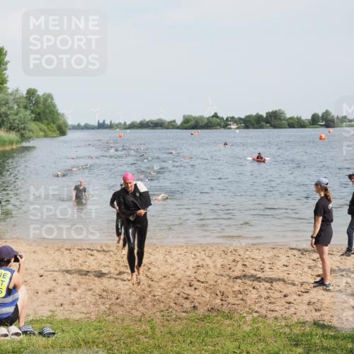 21.06.2025 - 27. Vierlanden-Triathlon MichiJ http://msf.ph/oto/8001582 15.06.2026 10:04:39 Schwimmen 390, 404, 452 meine-sportfotos.de