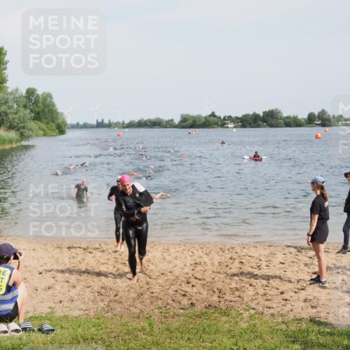 21.06.2025 - 27. Vierlanden-Triathlon MichiJ http://msf.ph/oto/8001596 15.06.2026 10:04:40 Schwimmen 390, 404, 452 meine-sportfotos.de