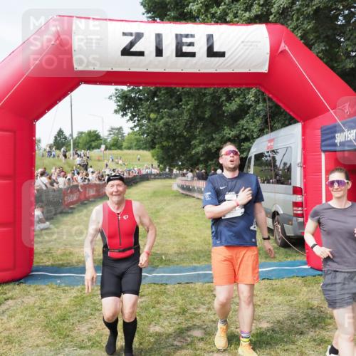21.06.2025 - 27. Vierlanden-Triathlon MichiJ http://msf.ph/oto/8001602 15.06.2026 11:25:52 Ziel 622 meine-sportfotos.de