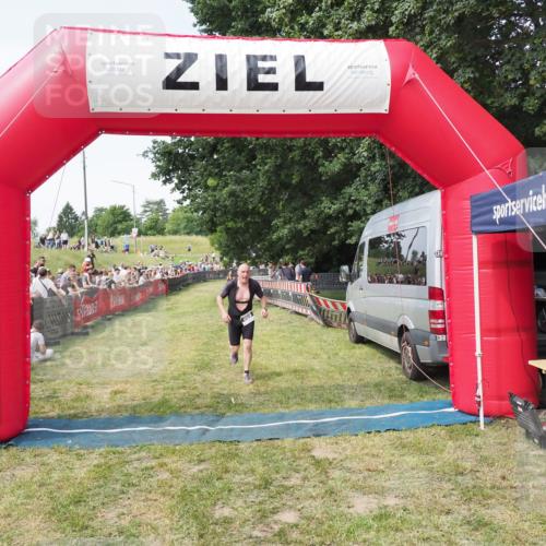 21.06.2025 - 27. Vierlanden-Triathlon MichiJ http://msf.ph/oto/8001624 15.06.2026 11:26:04 Ziel 469 meine-sportfotos.de