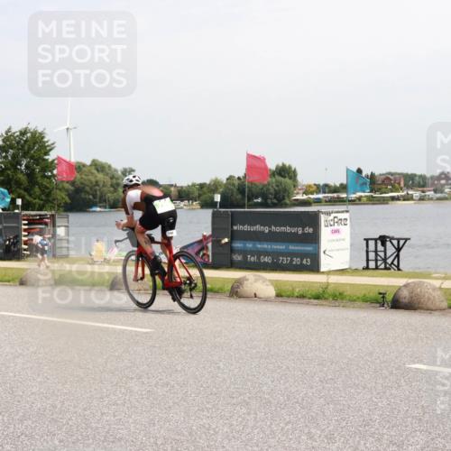 21.06.2025 - 27. Vierlanden-Triathlon H.Heesch http://msf.ph/oto/8001632 15.06.2025 11:45:48 Radfahren 708 meine-sportfotos.de