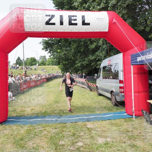 21.06.2025 - 27. Vierlanden-Triathlon MichiJ http://msf.ph/oto/8001647 15.06.2026 11:26:05 Ziel 469 meine-sportfotos.de