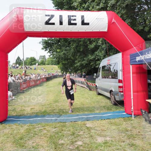 21.06.2025 - 27. Vierlanden-Triathlon MichiJ http://msf.ph/oto/8001663 15.06.2026 11:26:05 Ziel 469 meine-sportfotos.de