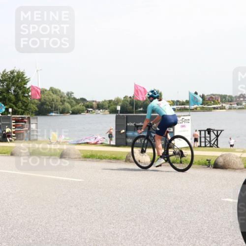 21.06.2025 - 27. Vierlanden-Triathlon H.Heesch http://msf.ph/oto/8001679 15.06.2025 11:46:10 Radfahren 32, 658, 803 meine-sportfotos.de