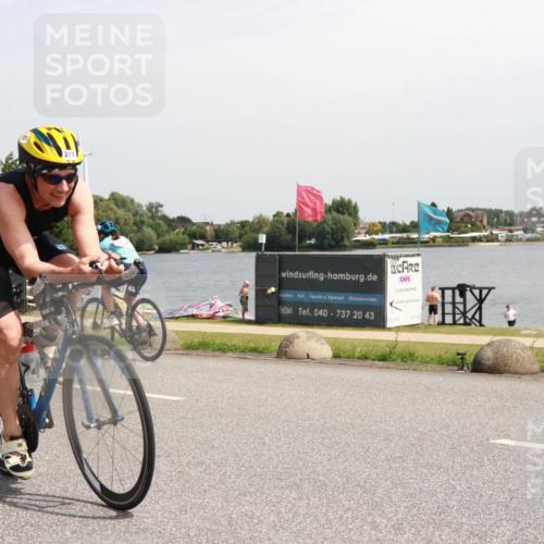 21.06.2025 - 27. Vierlanden-Triathlon H.Heesch http://msf.ph/oto/8001692 15.06.2025 11:46:11 Radfahren 32, 658, 803 meine-sportfotos.de