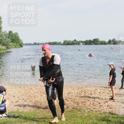 21.06.2025 - 27. Vierlanden-Triathlon MichiJ http://msf.ph/oto/8001735 15.06.2026 10:04:42 Schwimmen 390, 404, 452 meine-sportfotos.de