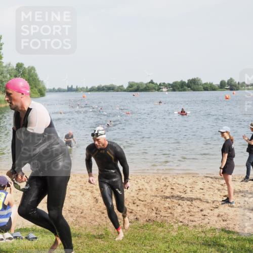 21.06.2025 - 27. Vierlanden-Triathlon MichiJ http://msf.ph/oto/8001774 15.06.2026 10:04:43 Schwimmen 390, 452 meine-sportfotos.de